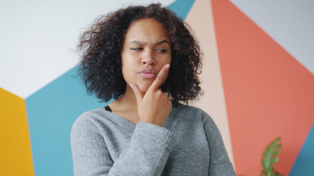 Personne qui réfléchit - comment se lancer comme marchand de biens